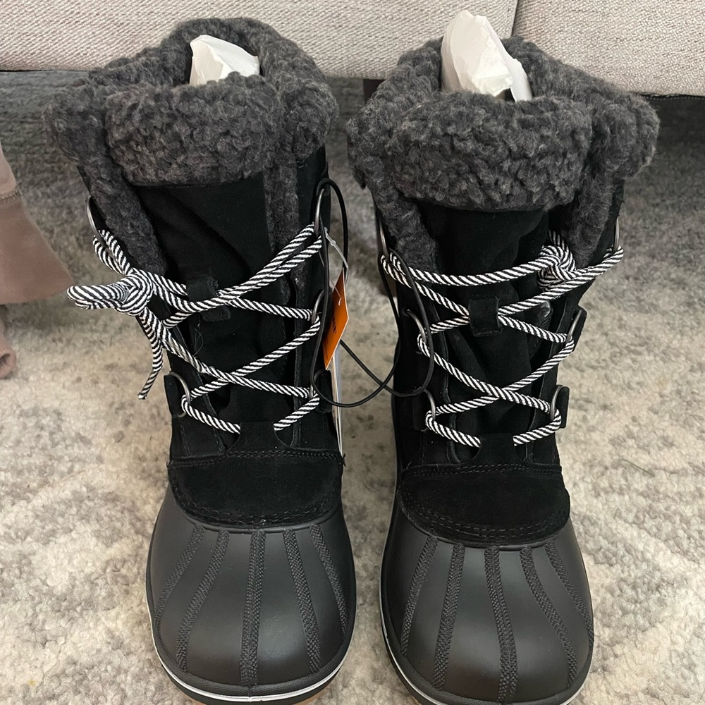 Brand new/never worn Target Cat and Jack size 6 kids winter boots